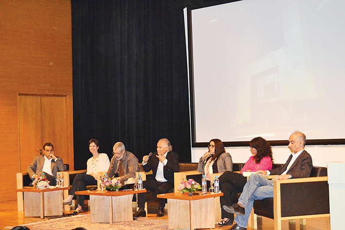Fikri Benabdellah a présidé cette table ronde. De gauche à droite : Rachid Andaloussi, Mounia Bennani, Mohamed Semmar, Fikri Benabdellah, Imane Bennani, Mouna M'hamdi et Abderrahmane Chorfi