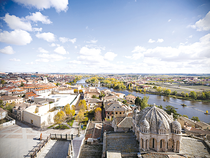 Vue sur les bureaux de la Junta Castilla et leur intégration dans Zamora( éspagne) 
