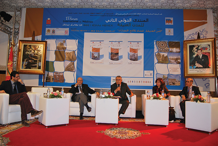 Panel consacré au rôle de la société civile dans la sauvegarde et la conservation des villes historiques. Au centre, M le Ministre Mohamed Benaissa, Président du Forum d'Asilah et modérateur du Panel.