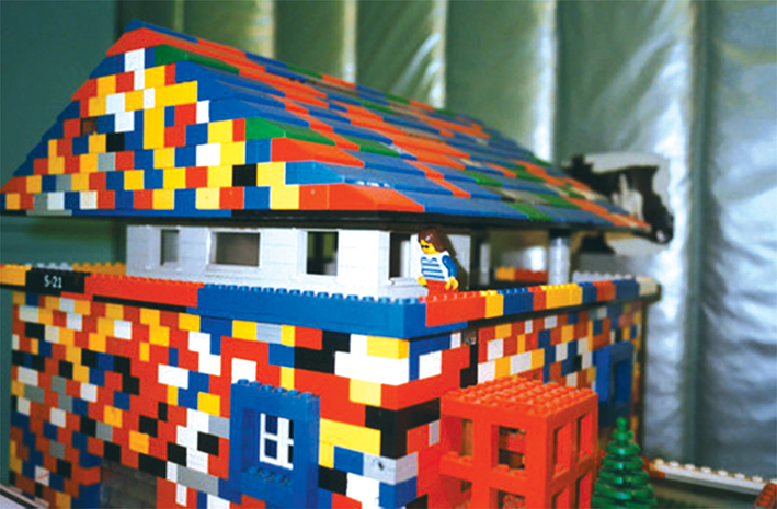 Armin Linke, Ettore Sottsass, Lego House in Studio, Milan, Italy 1999. Structure renvoyant à l'enfance.