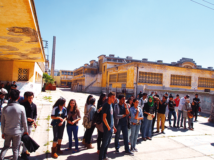 Les jeunes du Quartier Hay Mohammadi, en visite aux anciens abattoirs de Casablanca reconvertis en Fabrique culturelle