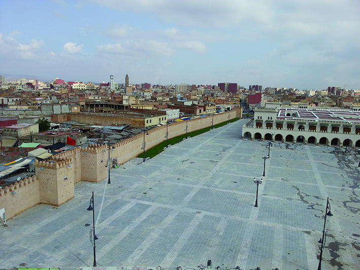Place Bab Sidi Abdelwahab Oujda interpelle le retour des animations traditionnelles comme les diseurs de contes